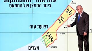 בנימין נתניהו עם המצגת מפת ציר פילדלפי בנימין נתניהו עם המצגת מפת ציר פילדלפי