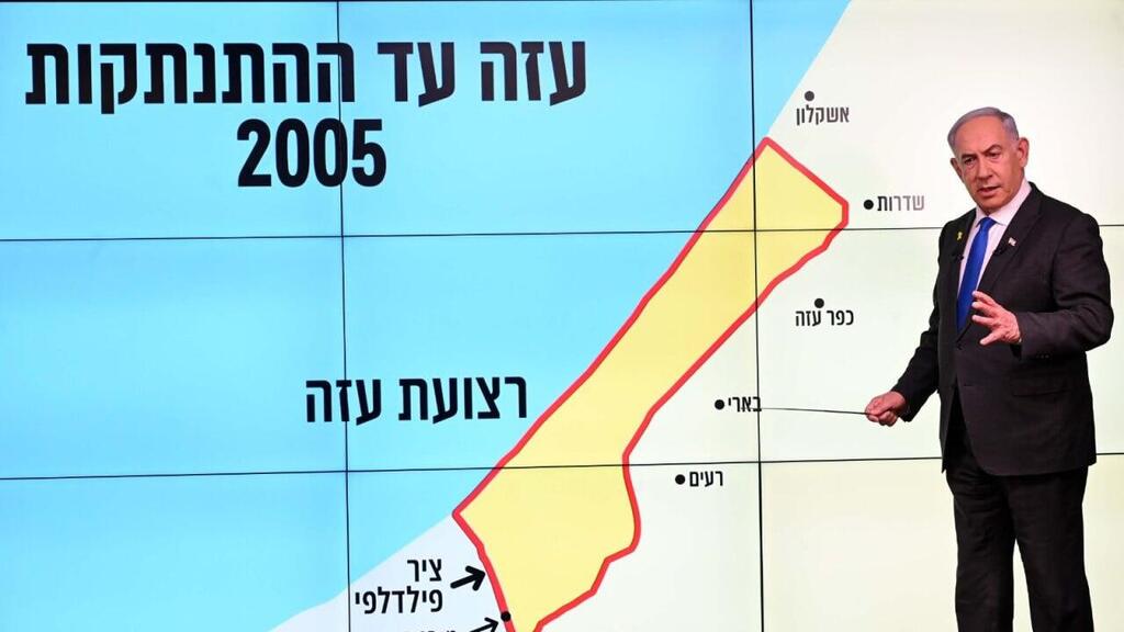 Prime Minister Benjamin Netanyahu with a map of Gaza and the Philadelphi Corridor (Photo: GPO) בנימין נתניהו עם המצגת מפת ציר פילדלפי