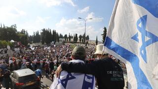 שיירת דגלים בלווייתו של הרש גולדברג פולין ז