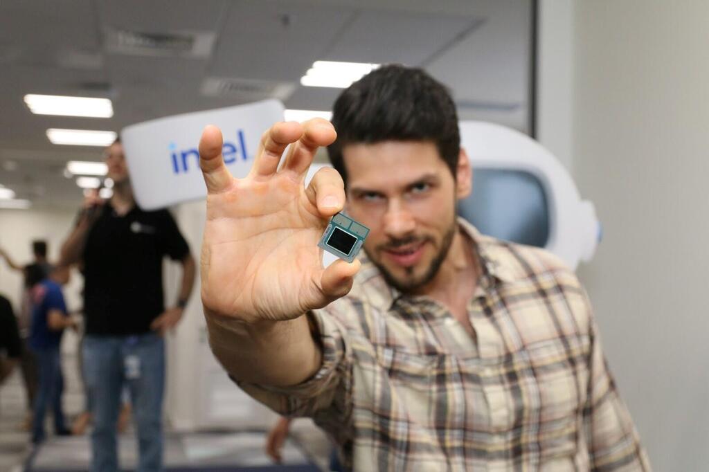עובד באינטל ישראל עם מעבד לונאר לייק