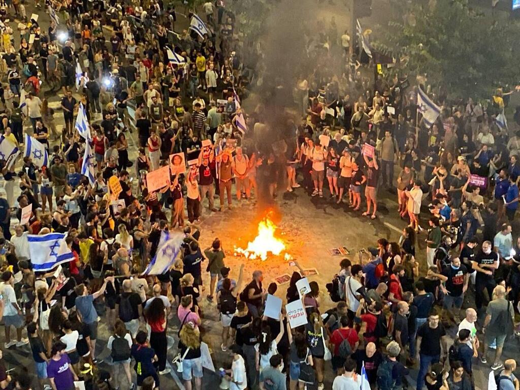 צילום: מוטי קמחי הפגנה נגד הפקרת החטופים בשער בגין, הקריה שבתל אביב