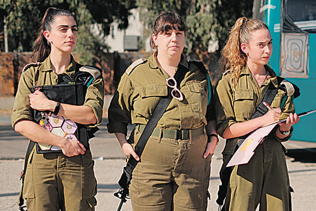 "היה לי ברור שאני חייבת לקבל את הדמות של צליל". נועה אסטנג'לוב (משמאל) ב"המפקדת" ( צילום: רן מנדלסון) מימין יעלי רוזנבליט ונועה אסטנג'לוב ב"המפקדת" | צילום: רן מנדלסון