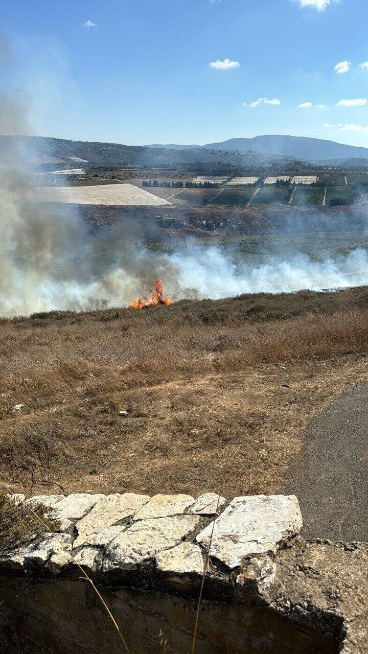 שריפות לאחר מתקפת הירי של חיזבאללה סמוך ליישוב אביבים (צילום: שלום ביטון) השריפות לאחר מתקפת הירי של חיזבאללה סמוך ליישוב אביבים