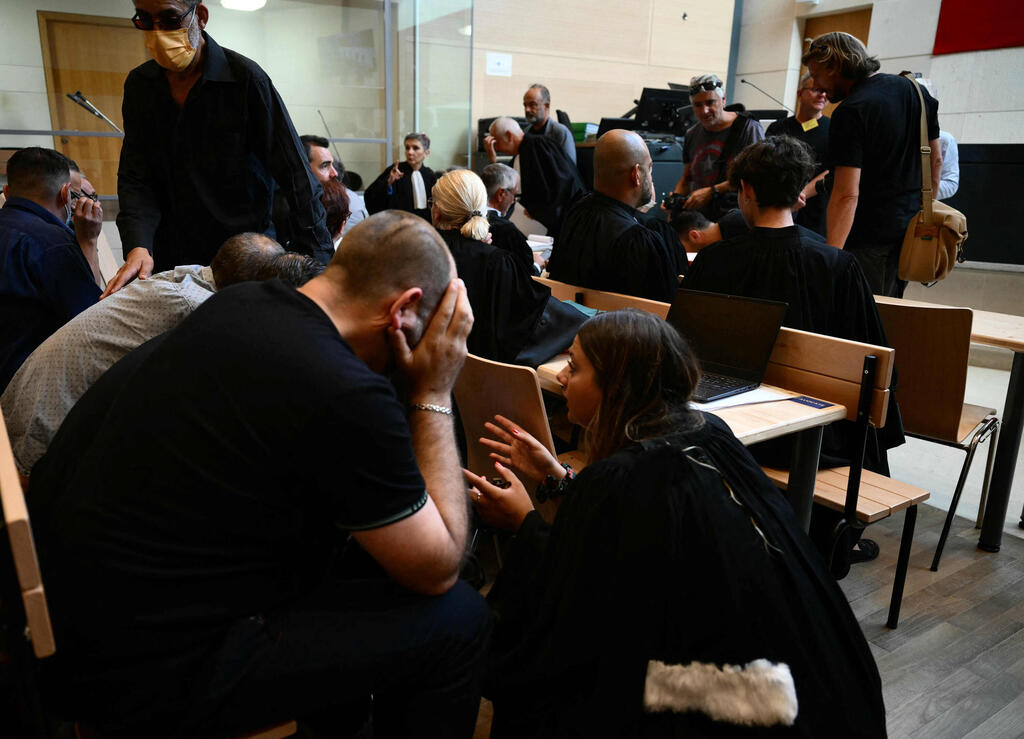 כמה מהנאשמים עם עורכי דינם. מובאים בפני השופטים בקבוצות (צילום: Christophe SIMON / AFP) צרפת נאשמים ב משפט האישה ש בעלה סימם אותה וגייס זרים ש יאנסו אותה