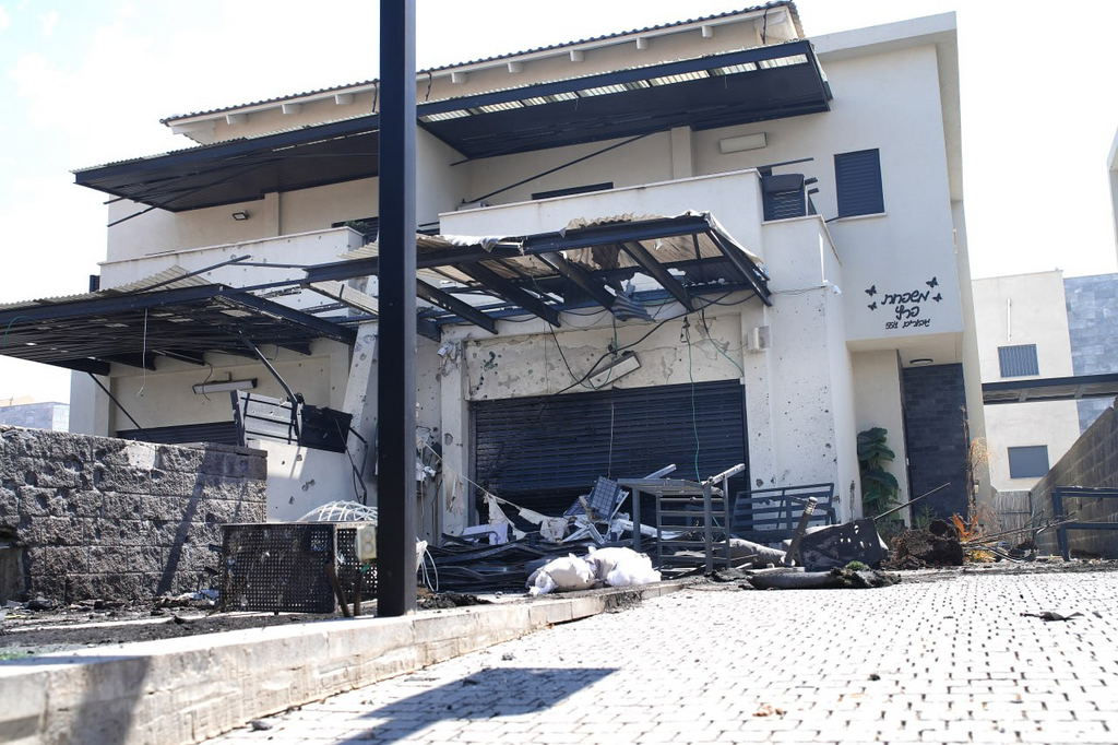 פגיעה ישירה בבית בקריית שמונה, בשבוע שעבר (צילום: אפי שריר) פגיעה ישירה בבית בקריית שמונה