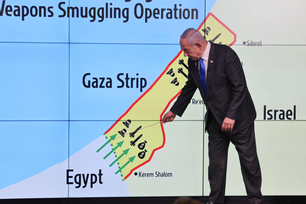 9 חודשים אחרי, רה"מ נזכר שלא יוותר עליו. נתניהו מסביר על ציר פילדלפי (צילום: ABIR SULTAN / POOL / AFP) בנימין נתניהו