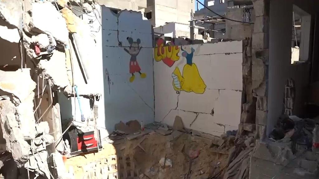 לצד בובות וציורי קיר בחצר ילדים: המנהרה בה אותרו גופות החטופים (צילום: דובר צה"ל ) לצד בובות וציורי קיר בחצר ילדים: המנהרה בה אותרו גופות החטופים