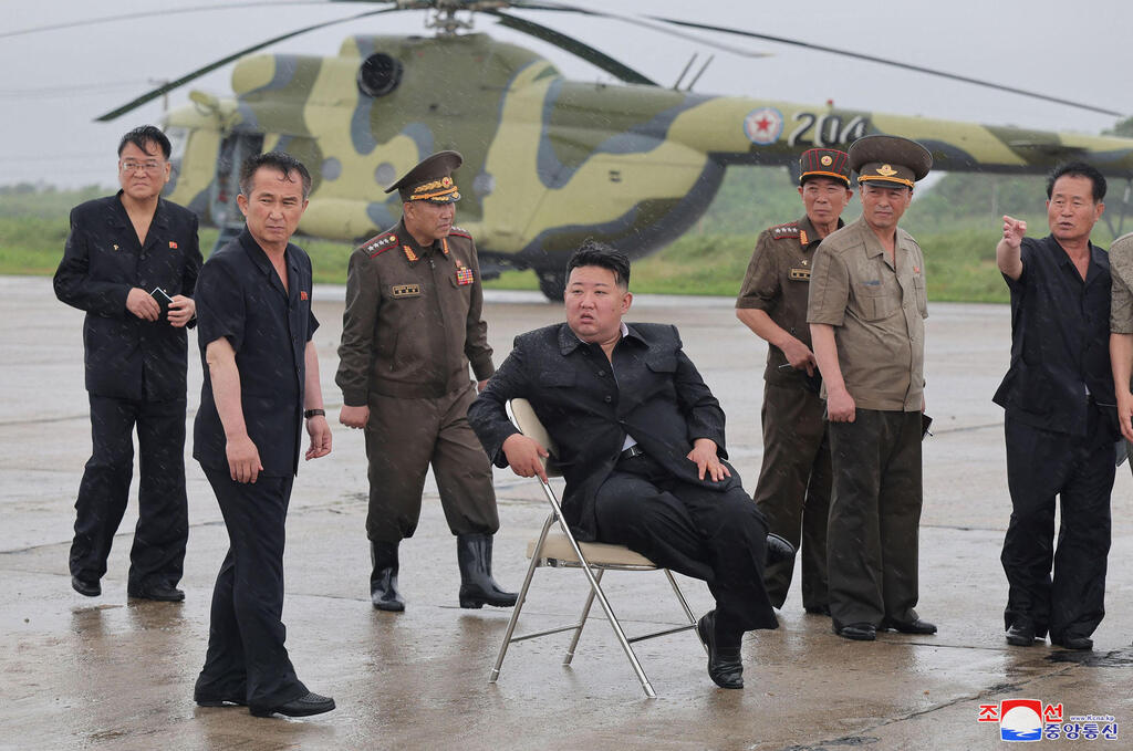 צילום: KCNA VIA KNS / AFP שליט צפון קוריאה קים ג'ונג און סיור במוקדי שיטפונות במדינה
