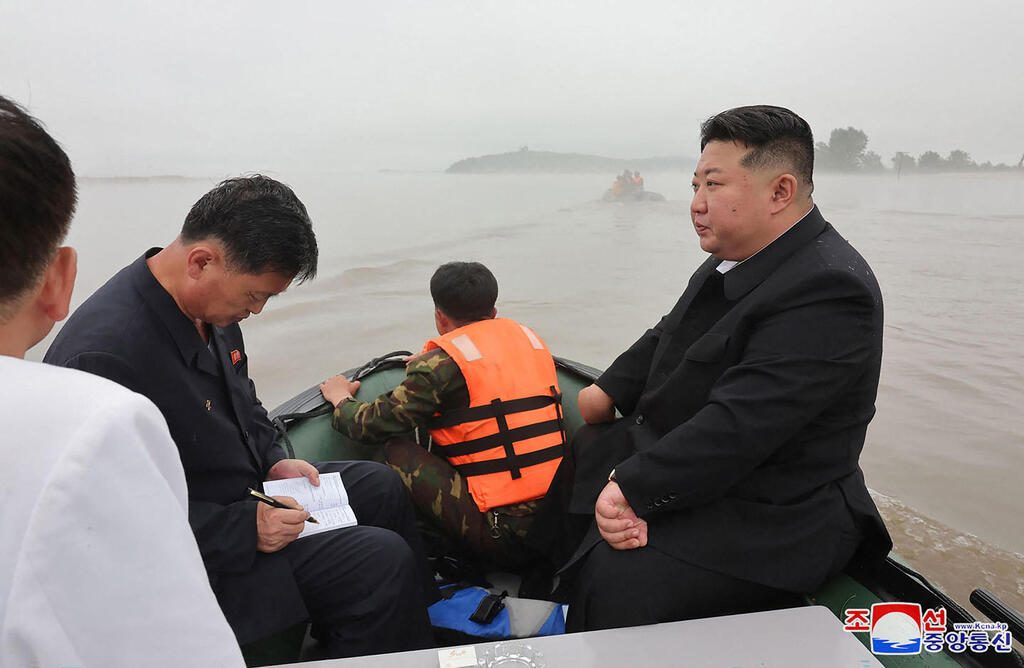 צילום: KCNA VIA KNS / AFP שליט צפון קוריאה קים ג'ונג און סיור במוקדי שיטפונות במדינה