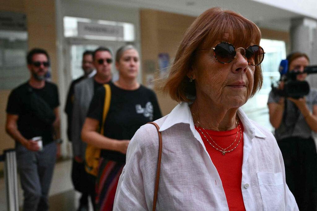 ג'יזל פליקו מגיע לבית המשפט, הבוקר. רק 3 גברים שהזמין הבעל הסתובבו והלכו (צילום: Christophe SIMON / AFP) צרפת ג'יזל פליקו משפט של בעלה ש סימם ו אנס אותה עם עשרות גברים