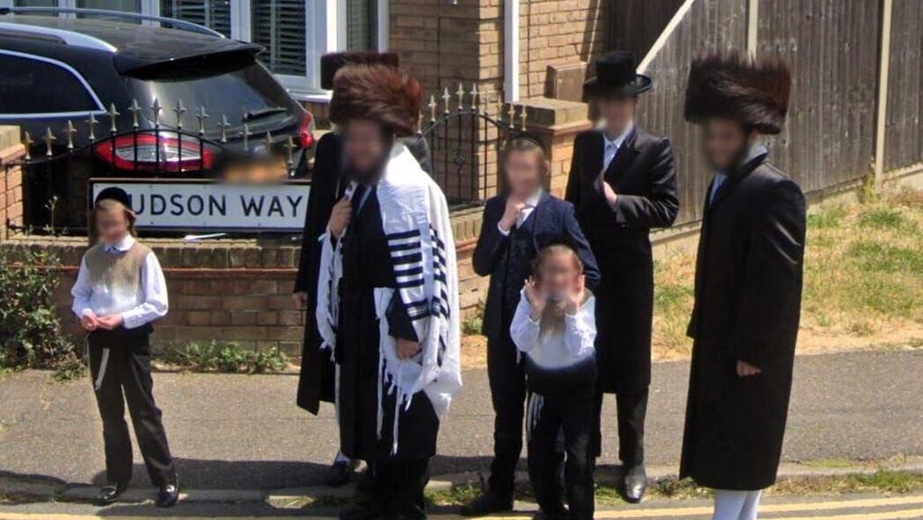 The growing Haredi community in Canvey Island (Photo: Google Street View) הרב פרידמן וחסידים נוספים ביציאה מתפילת שחרית של שבת