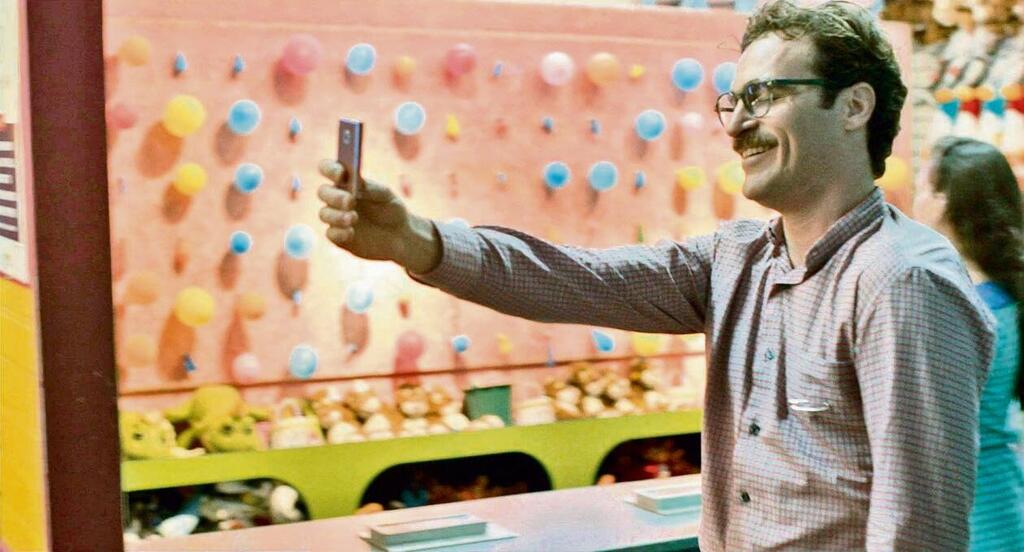 Joaquin Phoenix as Theodore Twombly in Her (Photo: Courtesy) תאודור טומבלי (חואקין פיניקס), משוחח עם אהובתו
