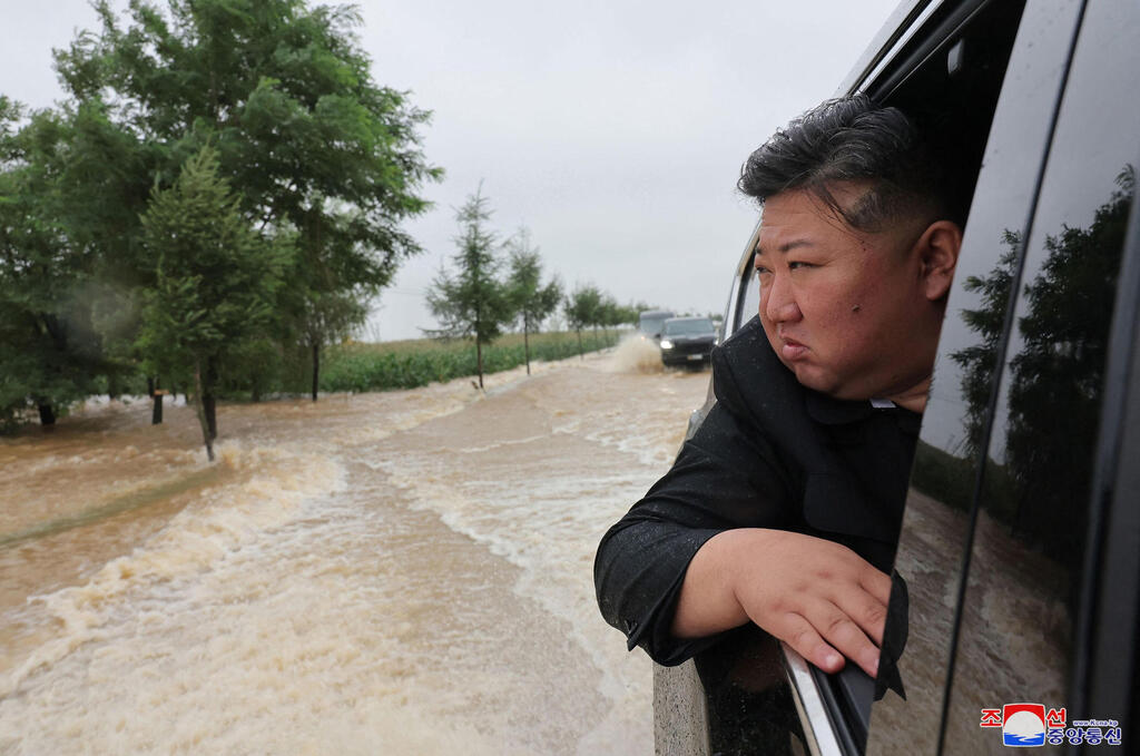 צילום: KCNA VIA KNS / AFP שליט צפון קוריאה קים ג'ונג און סיור במוקדי שיטפונות במדינה