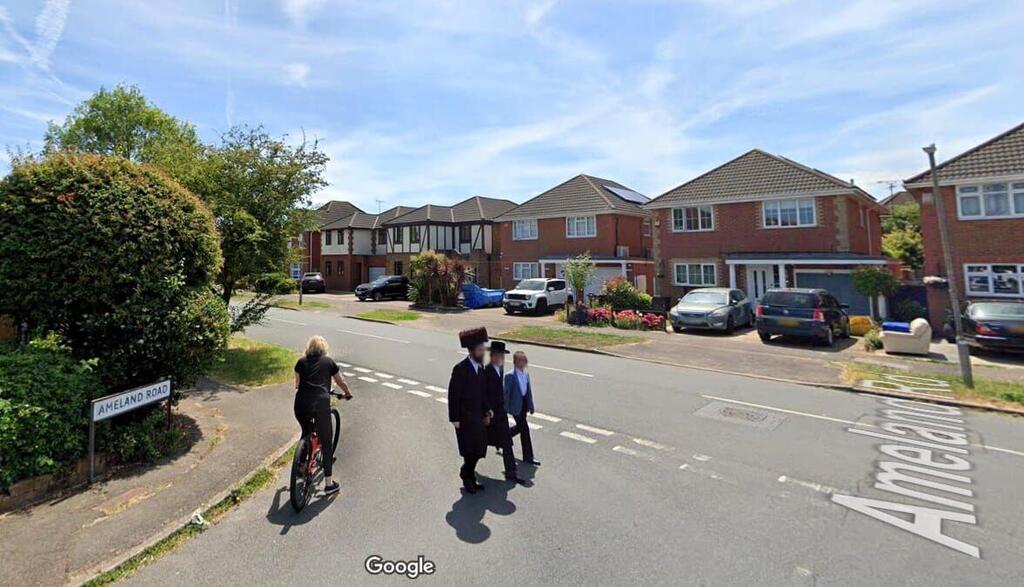 Photo: Google Street View החסידים יצאו מבית כנסת בשבת בבוקר