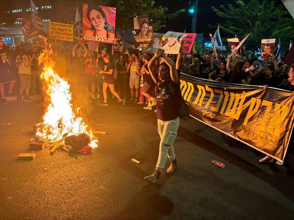 Protesters lighting bonfires in Tel Aviv (Photo: Meir Turgeman) הפגנה למען החזרתם של החטופים בתל אביב