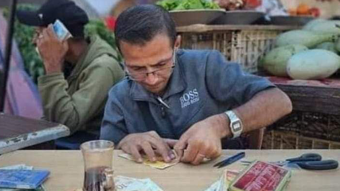 Repairing banknotes in Gaza הדבקת ותיקון שטרות כסף בעזה