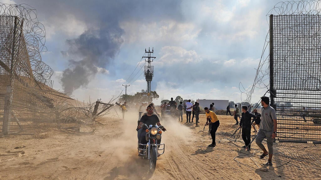 חשש: חוסר האמון בין הצדדים עלול להוביל לעיקור הביקורת. מחבלי חמאס פורצים את הגדר וחודרים לעוטף עזה (צילום: גטי אימג'ס) yk14067564