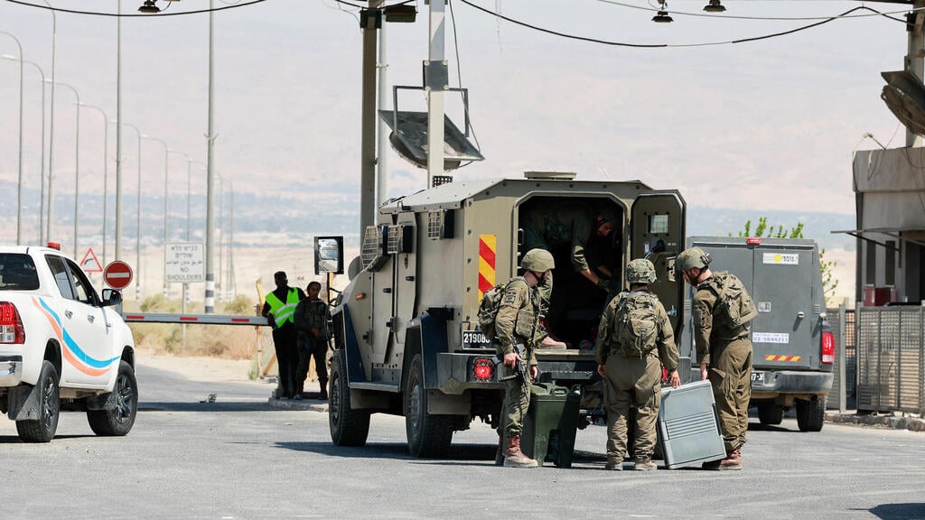 Security forces at scene of the attack at the Jordanian border (Photo: REUTERS/Ammar Awad) זירת הפיגוע