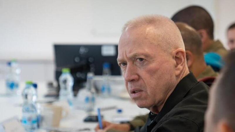 מותקף על-ידי חבריו למפלגה. שר הביטחון יואב גלנט (צילום: אריאל חרמוני, משרד הביטחון) שר הביטחון גלנט נכנס לציר נצרים יחד עם מפקד פיקוד הדרום
