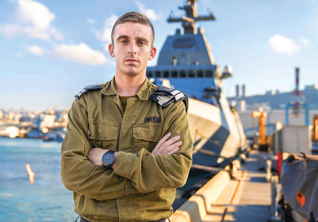 "חלק משושלת של הגנה". עומר על-יד הספינה (צילום: דובר צה"ל) yk14069224