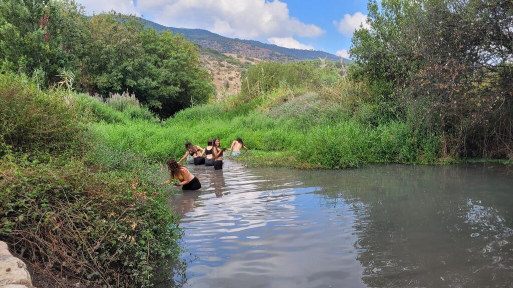 צוות בית ספר שדה חוף הכרמל של החברה להגנת הטבע בפעולה במעיין (צילום: עפרי רופא, החברה להגנת הטבע) צוות בית ספר שדה חוף הכרמל של החברה להגנת הטבע בפעולה במעיין
