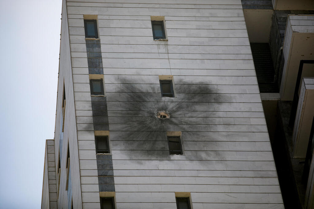 פגיעה ישירה בבניין בנהריה (צילום: REUTERS/Shir Torem) נהריה