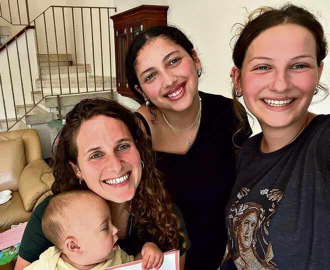 התלמידות יערה מינץ וחילי נידלמן קודש עם ליאב סיון, אלמנתו של ליאור סיון yk14071095