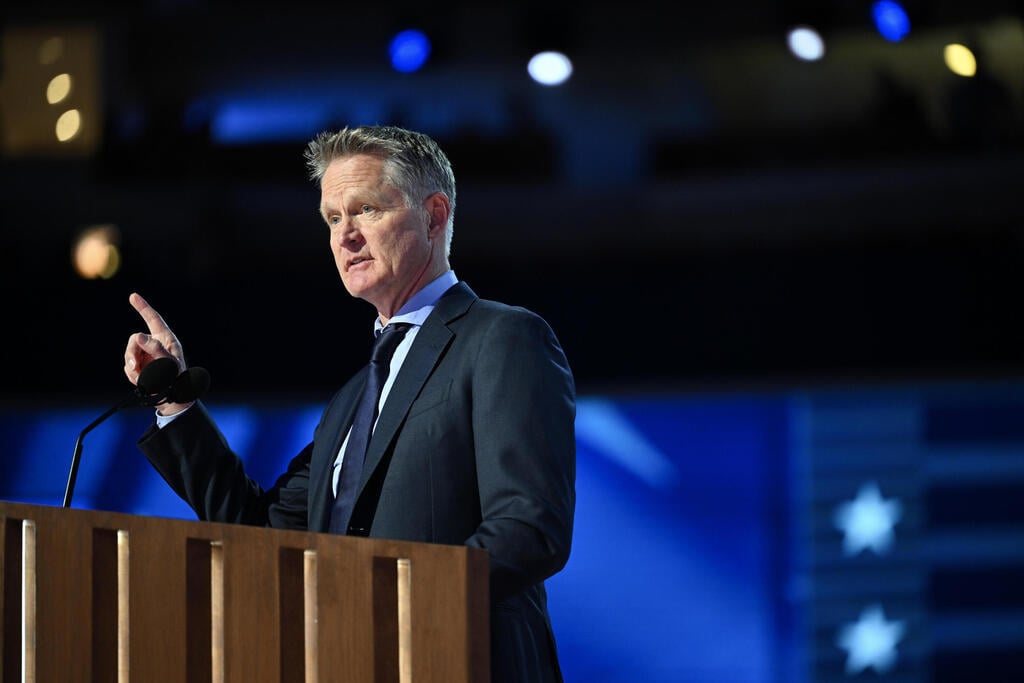 סטיב קר נואם בוועידה של הדמוקרטים (צילום: Brandon Bell/Getty Images) סטיב קר