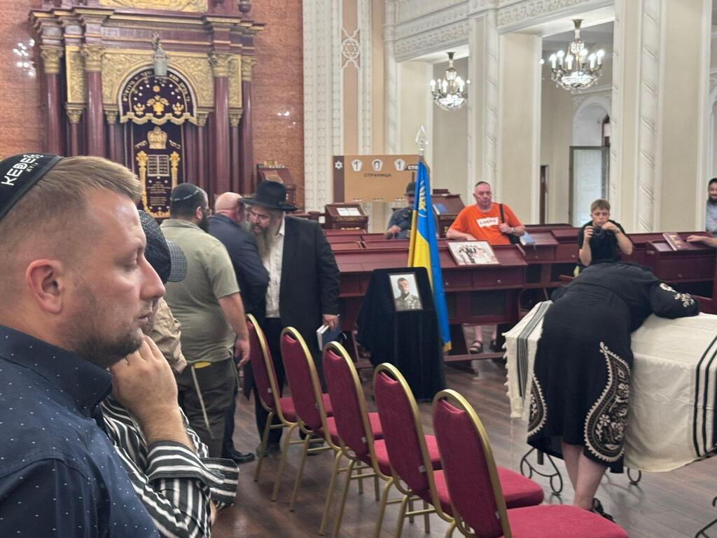 Rabbi Azman (center) in a synagogue in Kyiv (Photo: FJCU) הרב אסמן בטקס בבית הכנסת בקייב