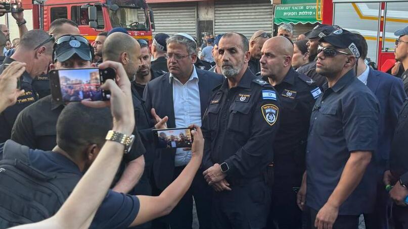 בן גביר בזירה. האשים את גלי בהרב-מיארה (צילום: מאיר תורג'מן) זירת פיצוץ הרכב ברמלה