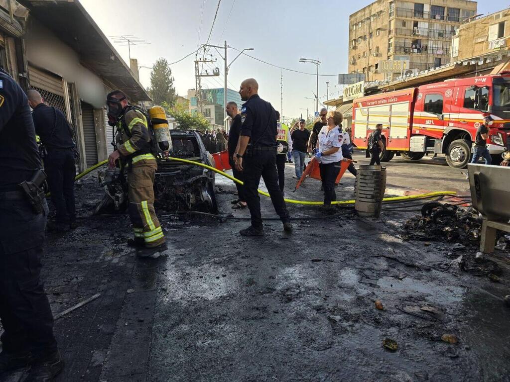 Scene of blast in Ramla (Photo: Magen David Adom) זירת פיצוץ הרכב ברמלה