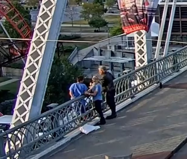 ג'ון בון ג'ובי משוחח עם האישה שבמצוקה ג'ון בון ג'ובי