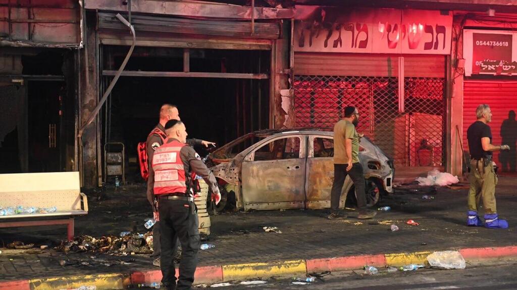 "זירה מורכבת מאוד, לא פשוטה" (צילום: קובי קואנקס) זירת פיצוץ הרכב ברמלה