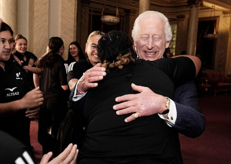 "גם את רוצה חיבוק? בואי" (צילום: Aaron Chown - WPA Pool/Getty Images) המלך צ'רלס