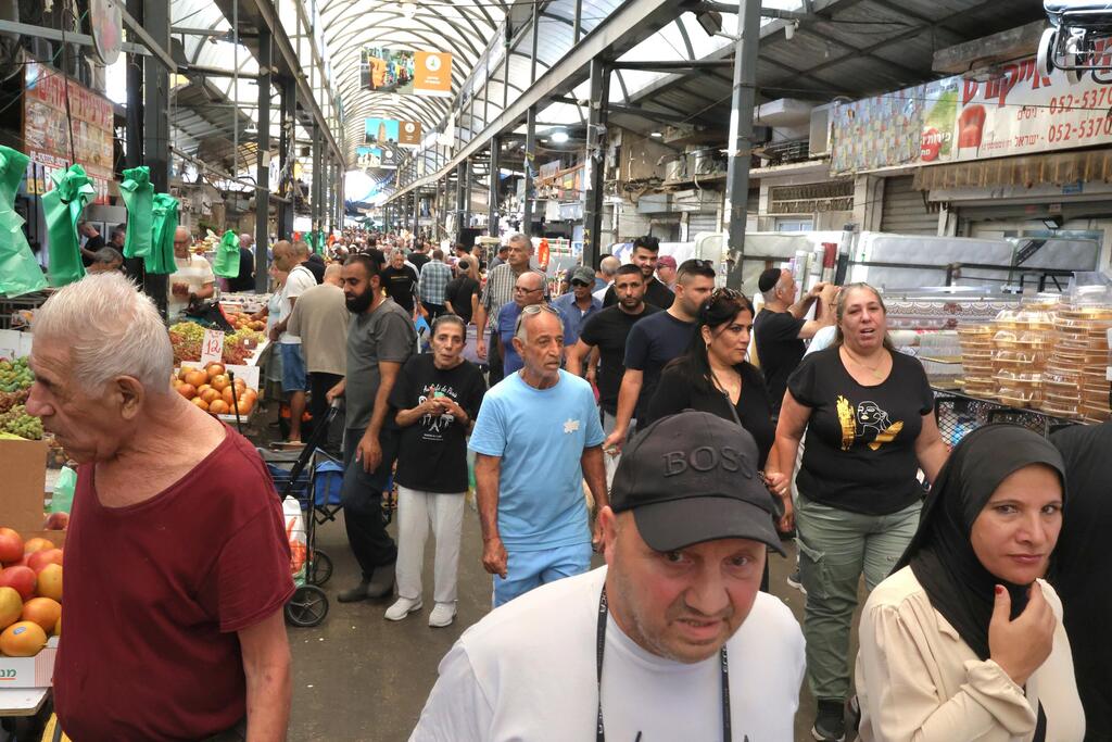 השוק ברמלה, הבוקר. בדרך כלל מגיעים הרבה יותר (צילום: שאול גולן) יום אחרי פיצוץ הרכבים ברמלה