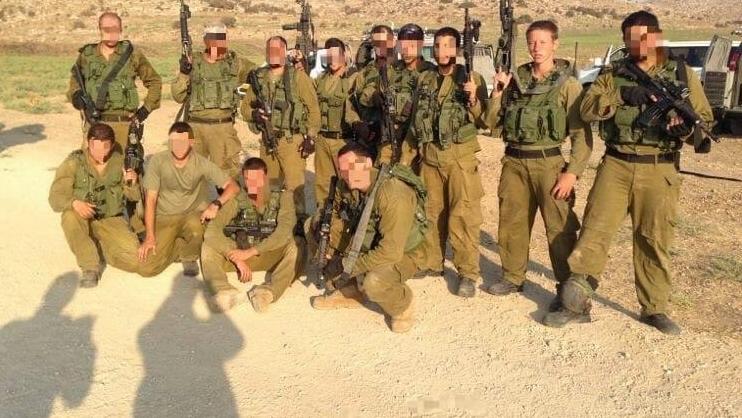 מסתערבי מג"ב יחד עם רס"ר מקסים ריז'קוב ז"ל, שאינו מטושטש מצד ימין (צילום: באדיבות מג"ב) מסתערבי מג"ב ליד הרכב בטול כרם, בו חוסל המחבל מחמד אבו עטיה, שהרג את רס"ר מקסים ריז׳קוב ז"ל