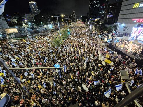 רבבות בעצרת בת"א, מיכל לובנוב: "טום וקאי יתומים, תנו לילדי החטופים סוף אחר"