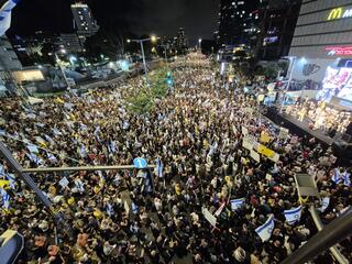 הפגנה למען השבת החטופים בגשר בגין, תל אביב