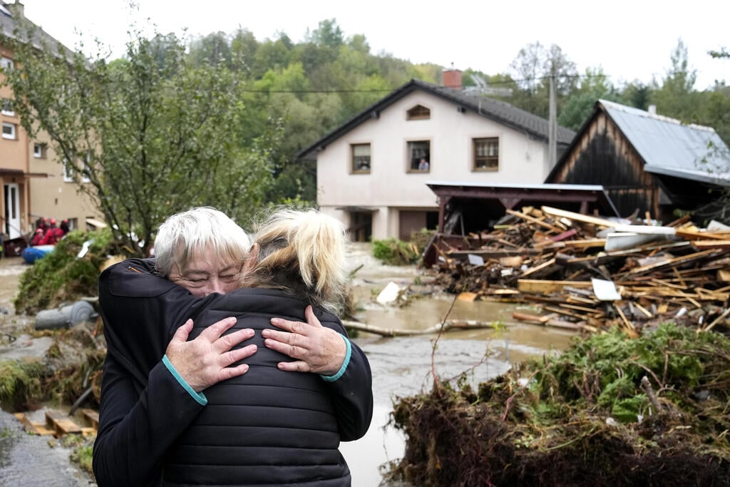 ליד הבית ההרוס ביסניק (צילום: AP Photo/Petr David Josek) אירופה שיטפונות סופה בוריס צ'כיה יסניק
