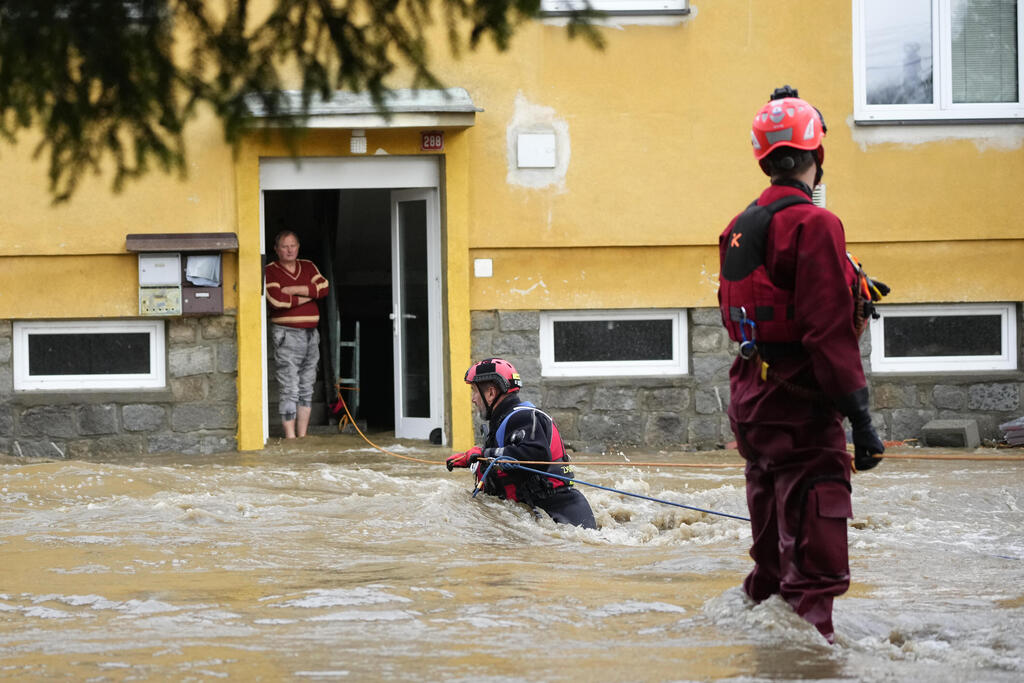 חילוץ מבית בעיירה יסניק, צ'כיה (צילום: Gabriel Kuchta/Getty Images) אירופה שיטפונות סופה בוריס צ'כיה יסניק