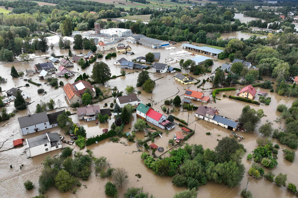 הכפר הפולני רודאווה מתחת למים (צילום: Sergei GAPON / AFP) אירופה שיטפונות סופה בוריס כפר רודאווה דרום פולין