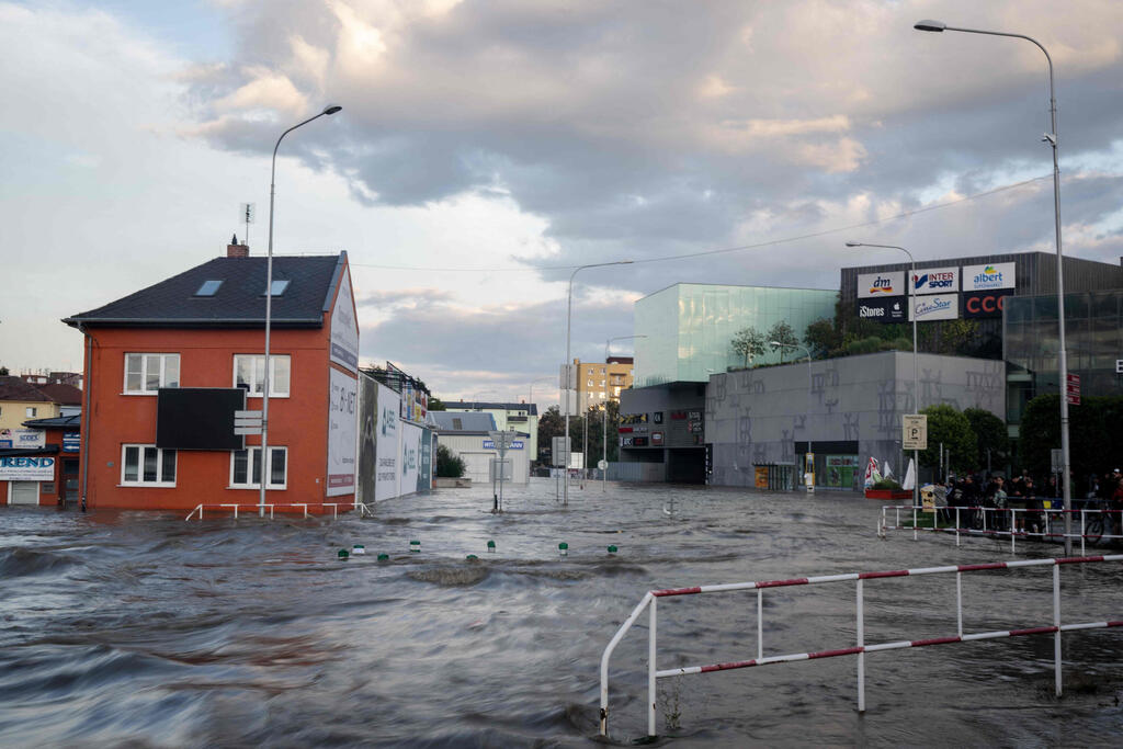 רחובות העיר הצ'כית אופבה (צילום: Michal Cizek / AFP) אירופה שיטפונות סופה בוריס צ'כיה אופבה