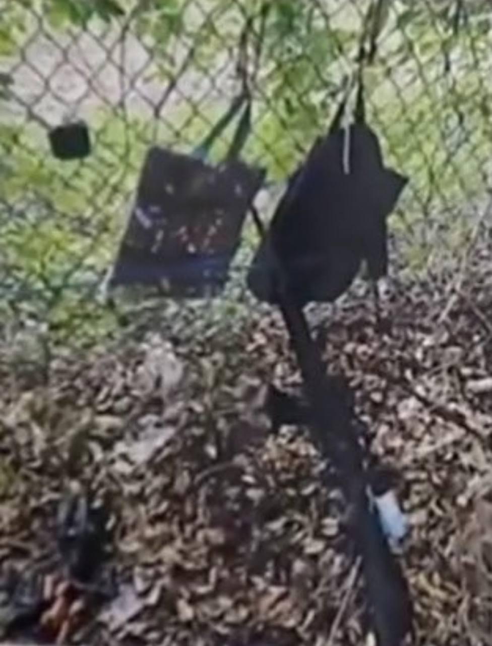 Ryan Wesely Routh's rifle and other belongings found at the scene הפריטים שנתפסו בשיחים ליד מועדון הגולף של דונלד טראמפ בפלורידה: רובה, מצלמה ותיק