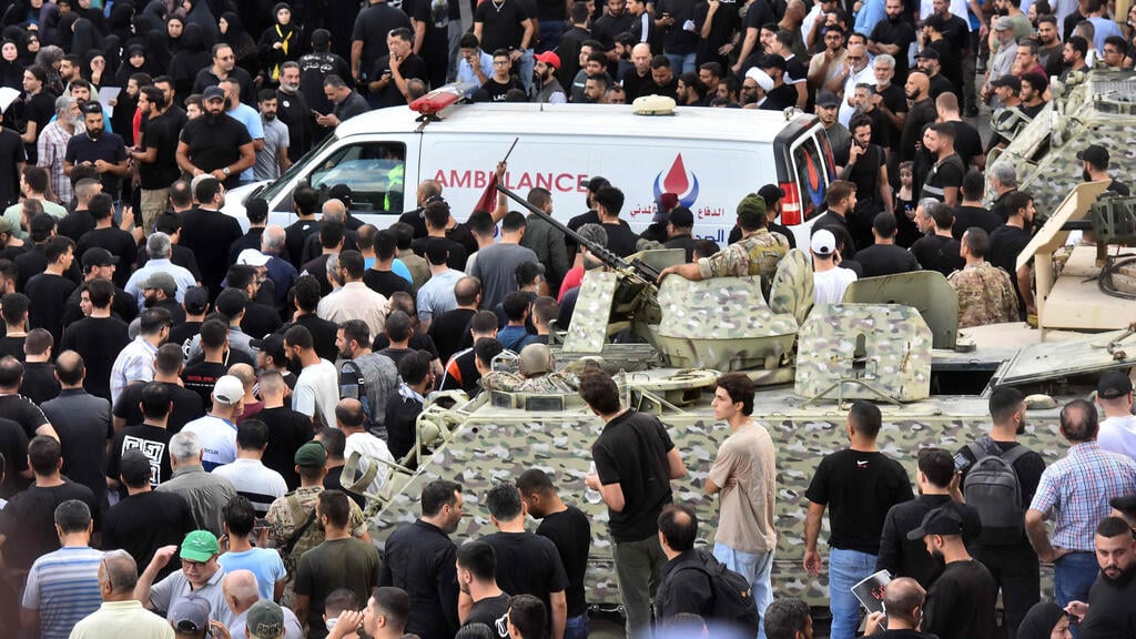 Evacuation of wounded from radio explosion in Beirut (Photo: Fadel Itani/ AFP) ביירות