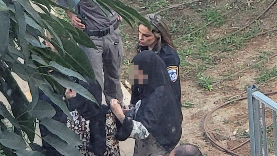 השוטרים מעכבים את העובדת בבית הספר פלסטינית עם סכין גדולה שהתחזתה לישראלית נתפסה בבית ספר יסודי בהוד השרון