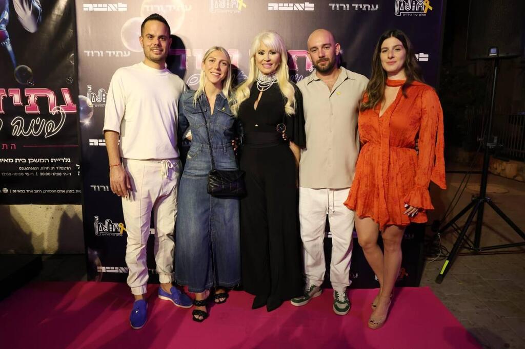 עם הילדים ובני הזוג שלהם (צילום: אלי נאמן) פנינה רוזנבלום תערוכה