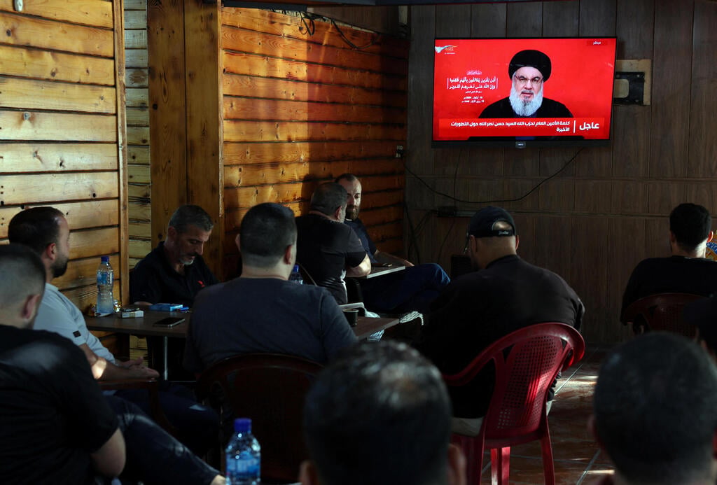 צילום: REUTERS/Mohamed Azakir צופים בנאום נסראללה ב ביירות לבנון