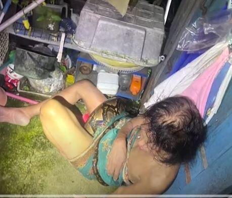 Python traps Thai woman for hours (Photo: Screenshot) Python traps Thai woman for hours