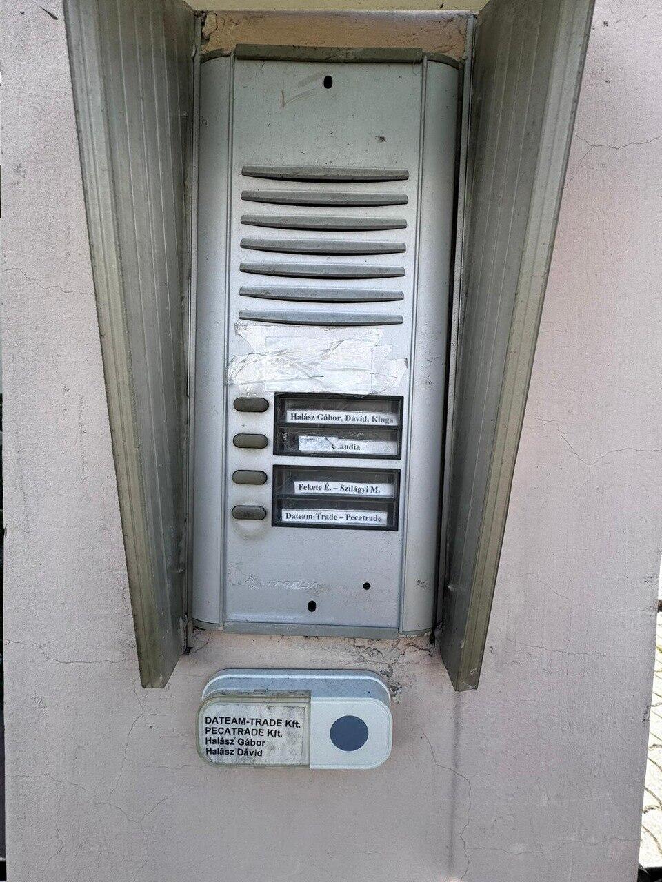 האינטרקום בכניסה לבניין המשרדים (צילום: זאב אברהמי) בית בבודפשט ממנו פעלה חברת BAP שייצרה הביפרים למתקפה