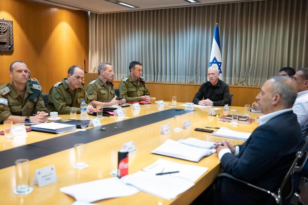 גלנט בדיון ההיערכות שכינס הערב עם בכירי מערכת הביטחון. "יש הזדמנויות משמעותיות אך גם סיכונים כבדי משקל" (צילום: שירה קינן) יואב גלנט בדיון המערכתי על ההתפתחויות המבצעיות בצפון